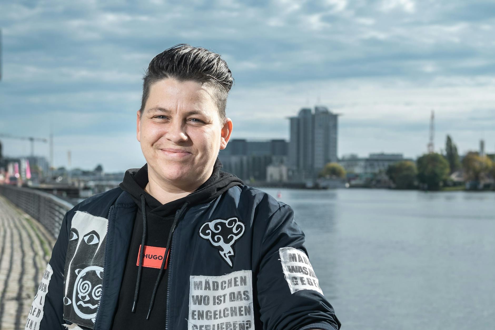 Schlagersängerin Kerstin Ott nach dem Interview am Spree-Ufer