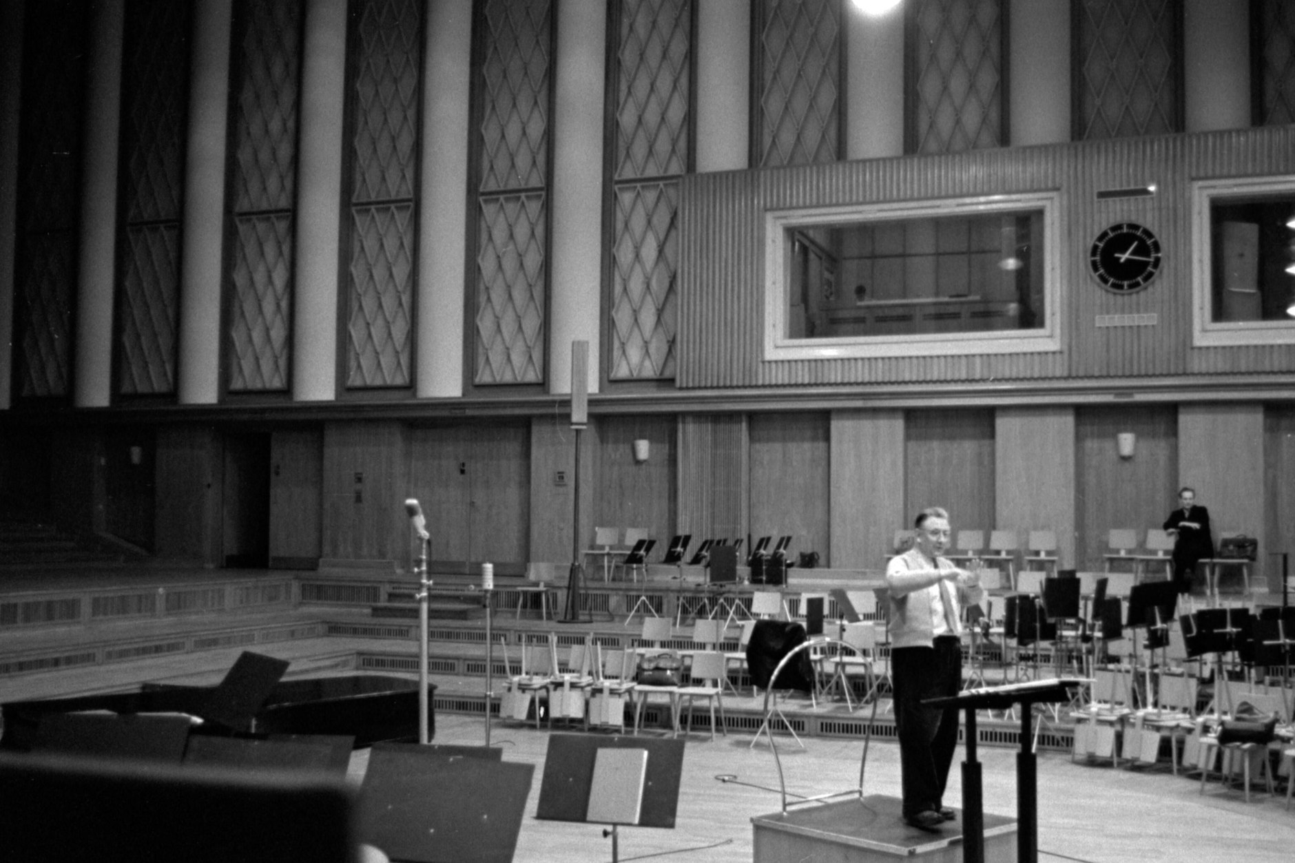Das ehemalige DDR-Rundfunkhaus in der Nalepastraße, Treptow-Köpenick, 1958. Das Archiv-Foto gibt einen Blick hinter die Kulissen des nun denkmalgeschützten Rundfunkhauses. 1991 wurde der ehemalige DDR-Rundfunk aufgelöst.&nbsp;