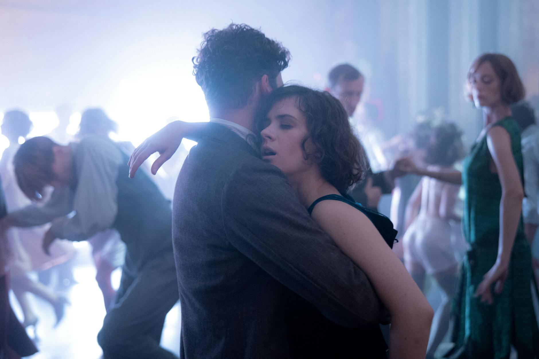 Charlotte Ritter (Liv Lisa Fries) beim Tanzmarathon im Moka Efti.