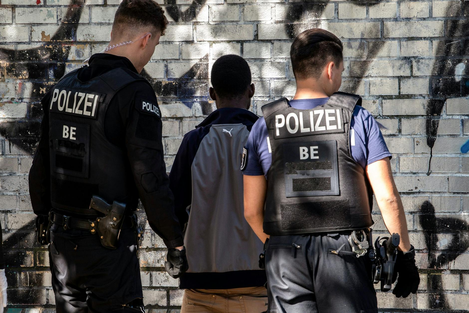 Polizeibeamte kontrollieren im Görlitzer Park einen mutmaßlichen Drogendealer. 