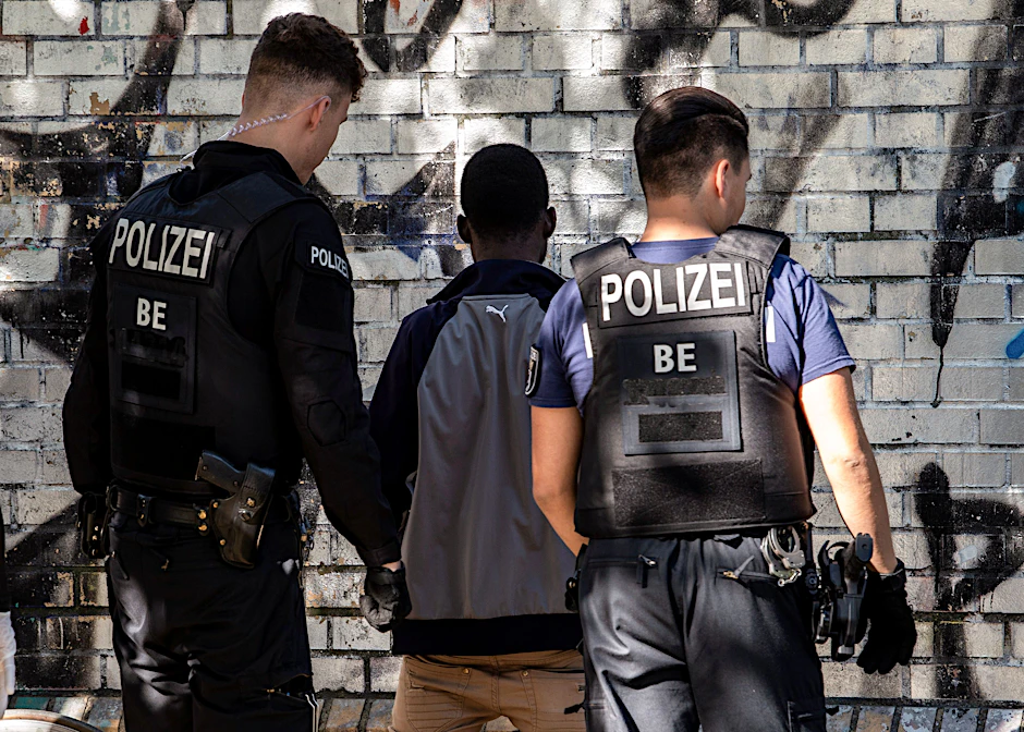 Polizeibeamte kontrollieren im Görlitzer Park einen mutmaßlichen Drogendealer.&nbsp;