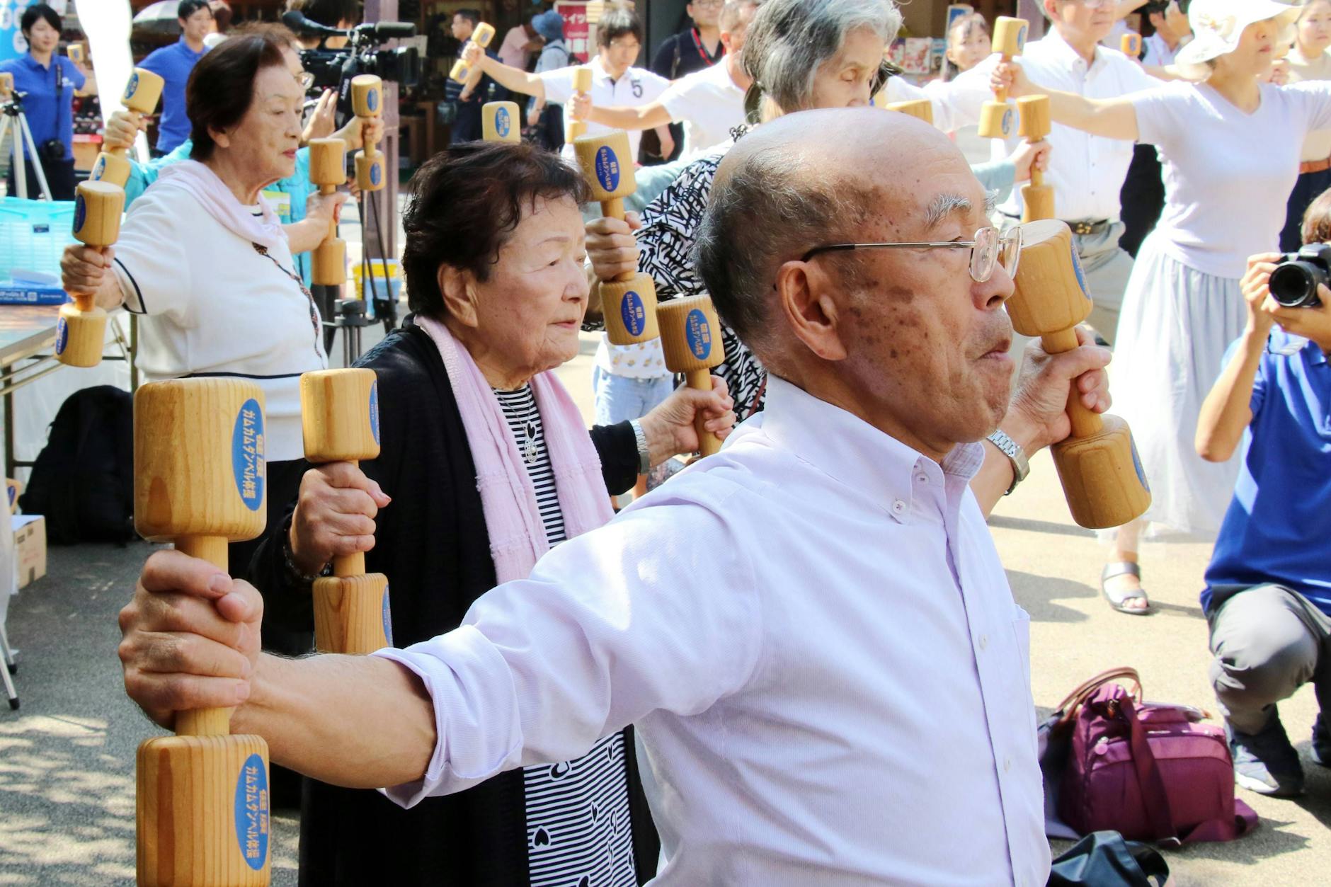 Sport hält fit: Ältere Menschen trainieren in Tokio mit Holzhanteln, um Japans Tag des Respekts vor dem Alter zu feiern. 