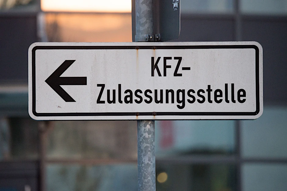 ARCHIV - Laut dem Kraftfahrt-Bundesamt verzeichnete der Autohandel im September 14 Prozent mehr Neuzulassungen als im Vorjahresmonat. Eine mögliche Trendwende?  