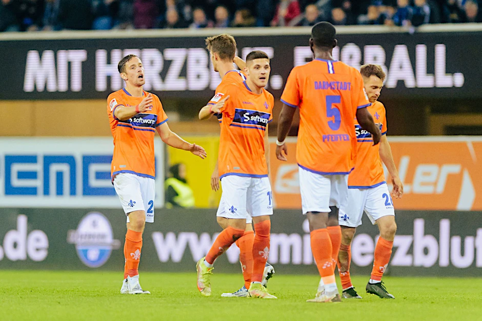 Darmstadts Spieler jubeln nach dem Sieg gegen den SC Paderborn.  