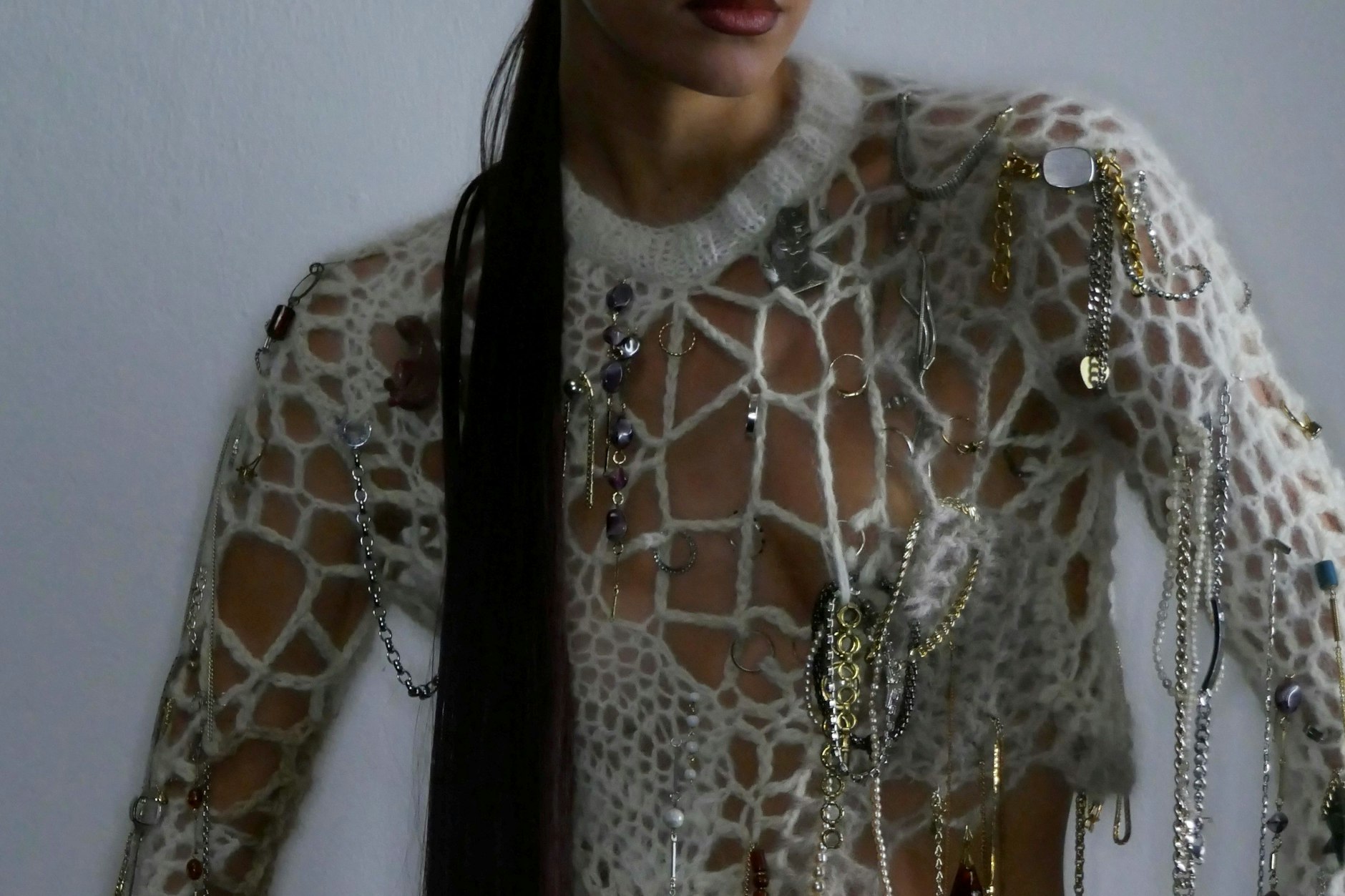 Nichts für Allergiker, aber für Avantgardisten: Pulli von Lou de Bètoly, besetzt mit Preziosen.