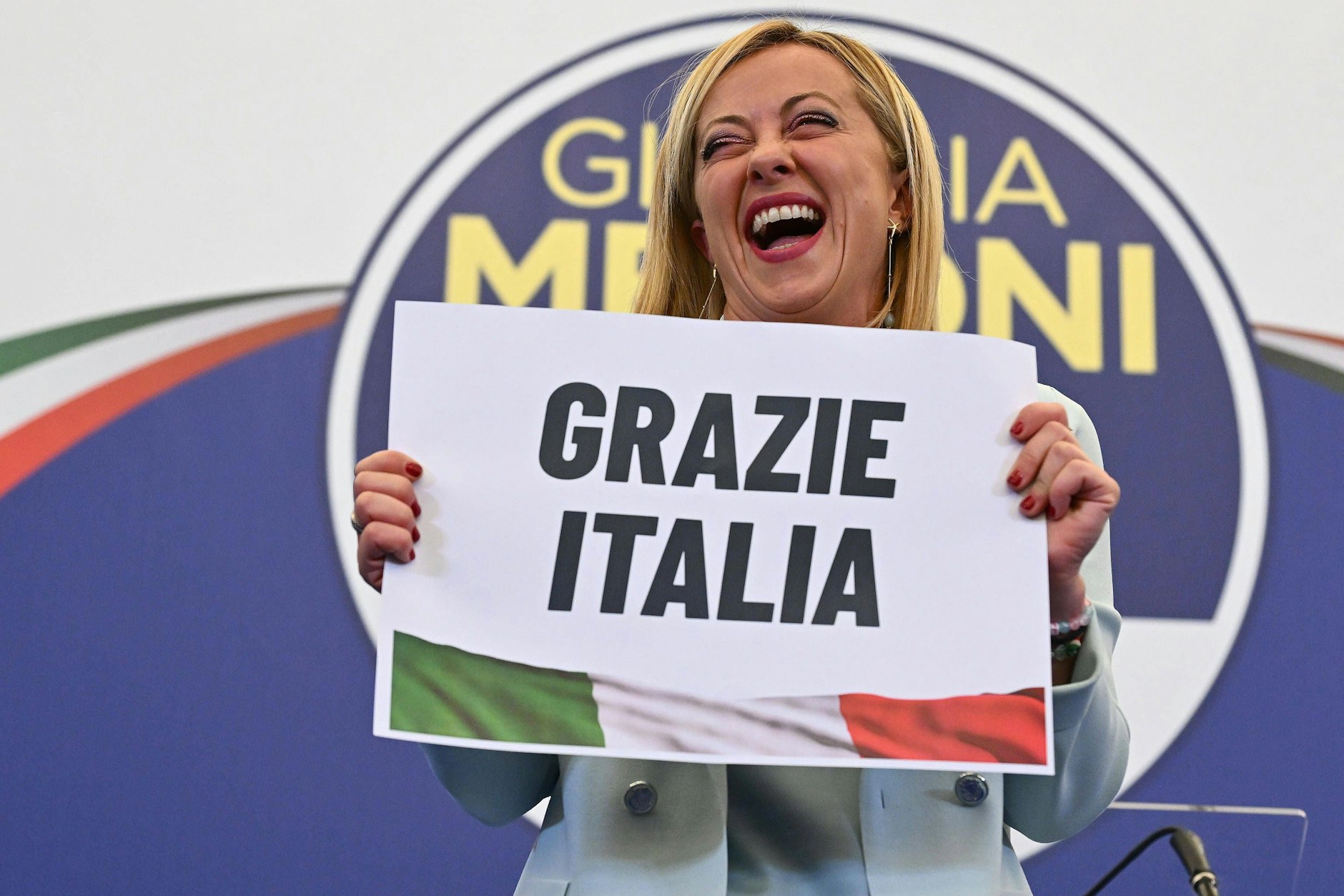 Giorgia Meloni, die Vorsitzende der Fratelli d'Italia hat die Parlamentswahlen gewonnen, bei denen sie als erste Ministerpräsidentin Italiens die rechtsextremste Regierung seit der faschistischen Ära von Benito Mussolini anführen wird.
