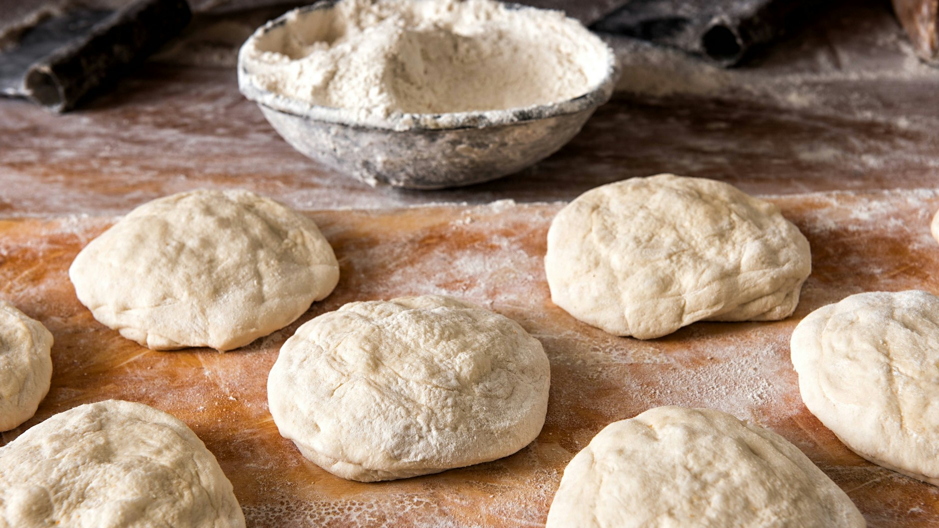 Das Rezept für Brötchen ist schnell zubereitet, mit dem Über-Nacht-Trick merkt man die Teigruhe kaum.
