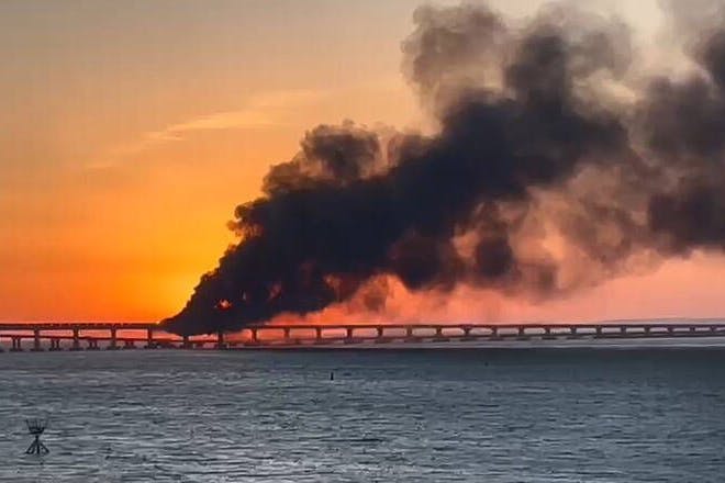 Die Kertsch-Brücke, die Russland mit der annektierten Krim verbindet, steht in Flammen.