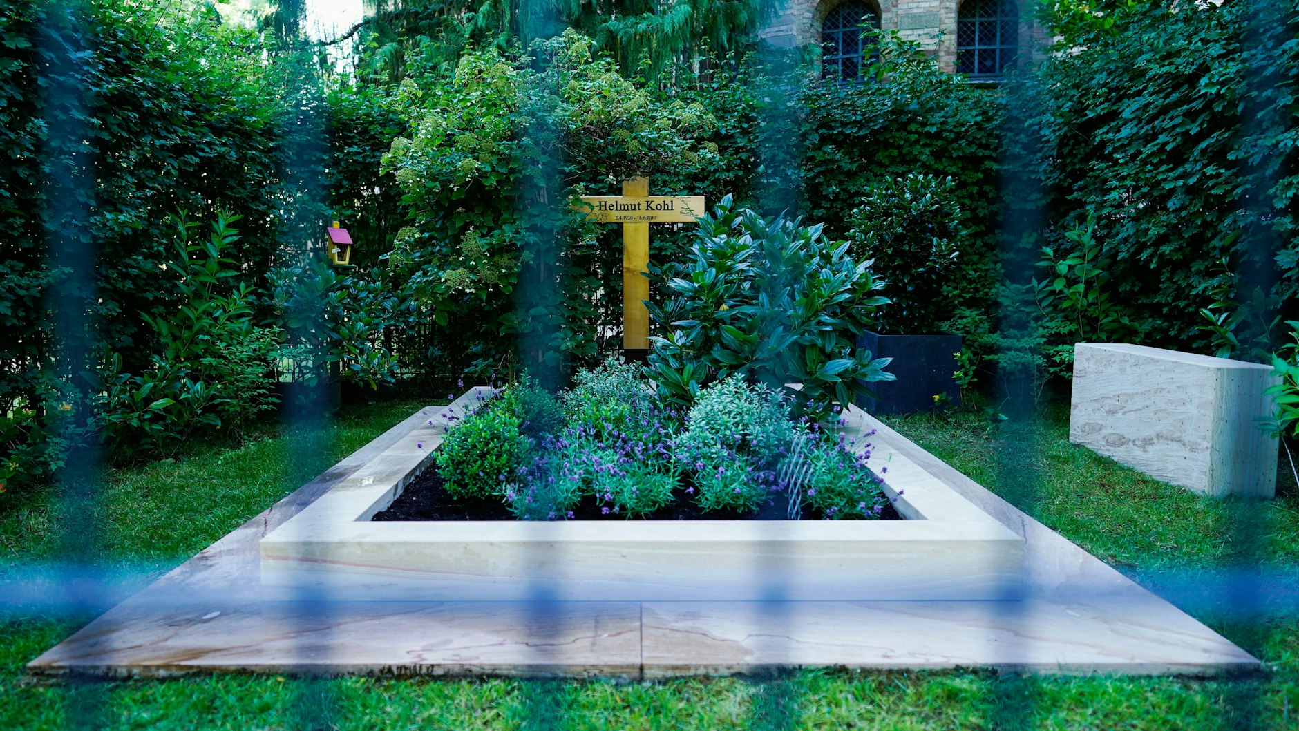 Das Grab von Altkanzler Helmut Kohl ist eingezäunt und kameraüberwacht.