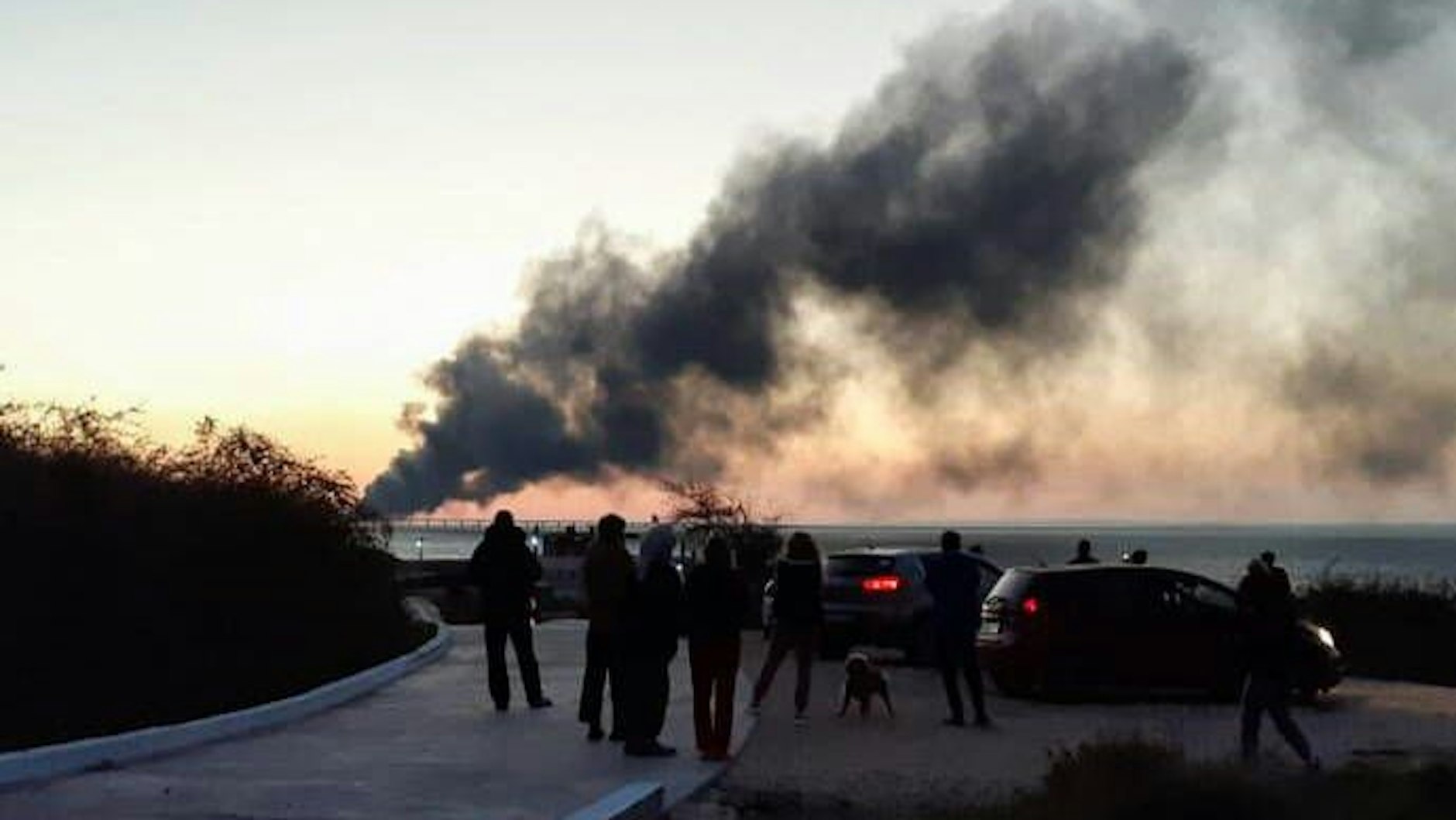 Die Rauchwolke von der Kertsch-Brücke ist gut zu sehen.