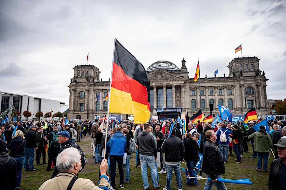 Eine Demonstration der AfD findet vor dem Reichstagsgebäude statt.&nbsp;