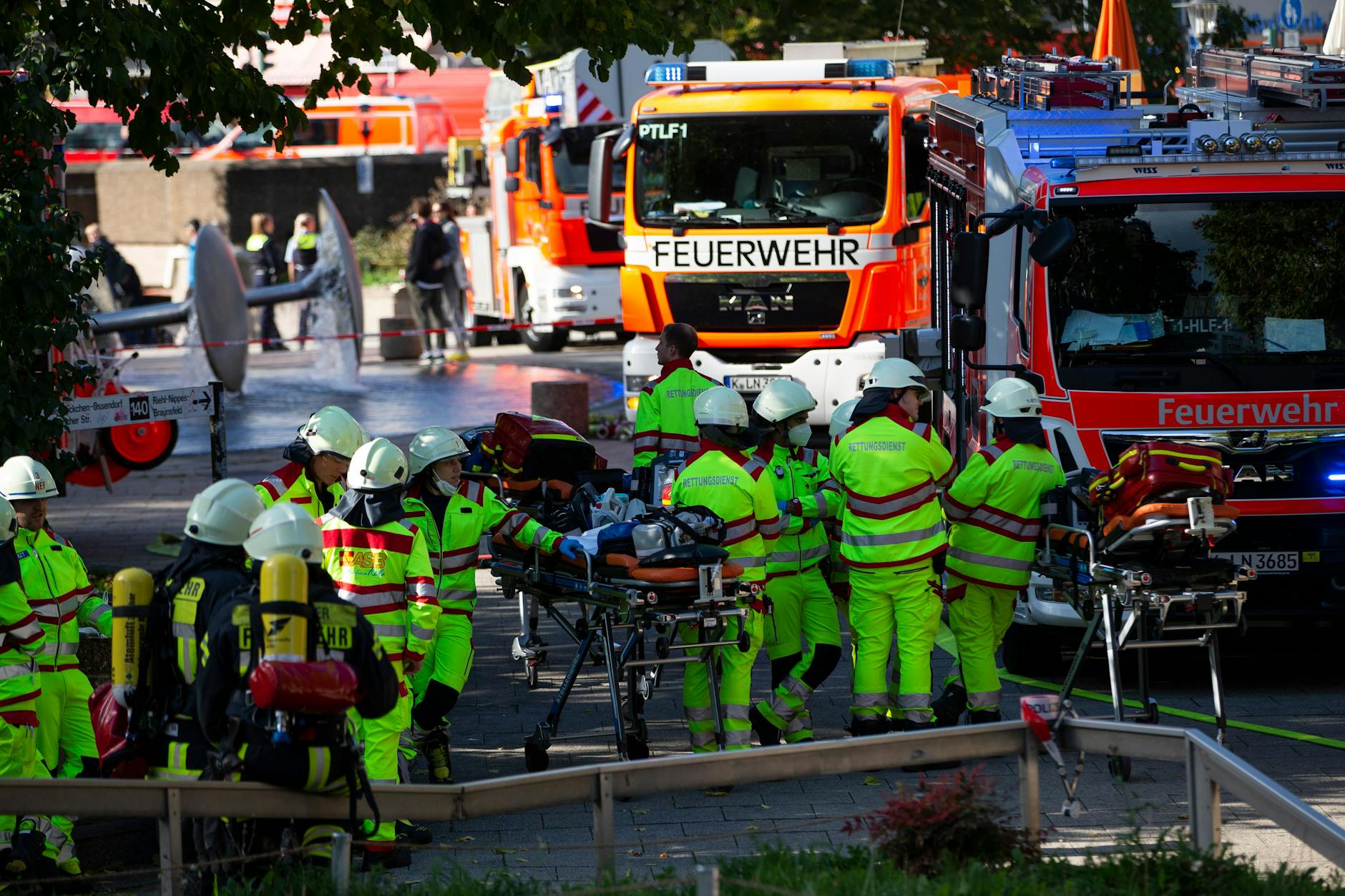 Rettungskräfte stehen während der Löscharbeiten am U-Bahnhof Ebertplatz in Köln.