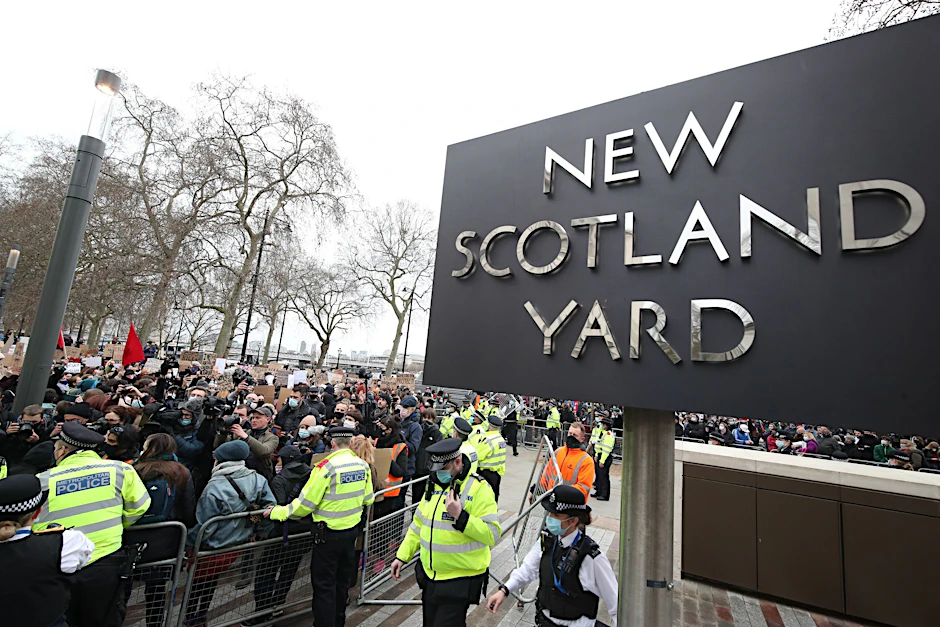 ARCHIV - Menschen versammeln sich 2021 nach dem Mord an der Londonerin S. Everard vor der Zentrale von New Scotland Yard zu einer Mahnwache.  