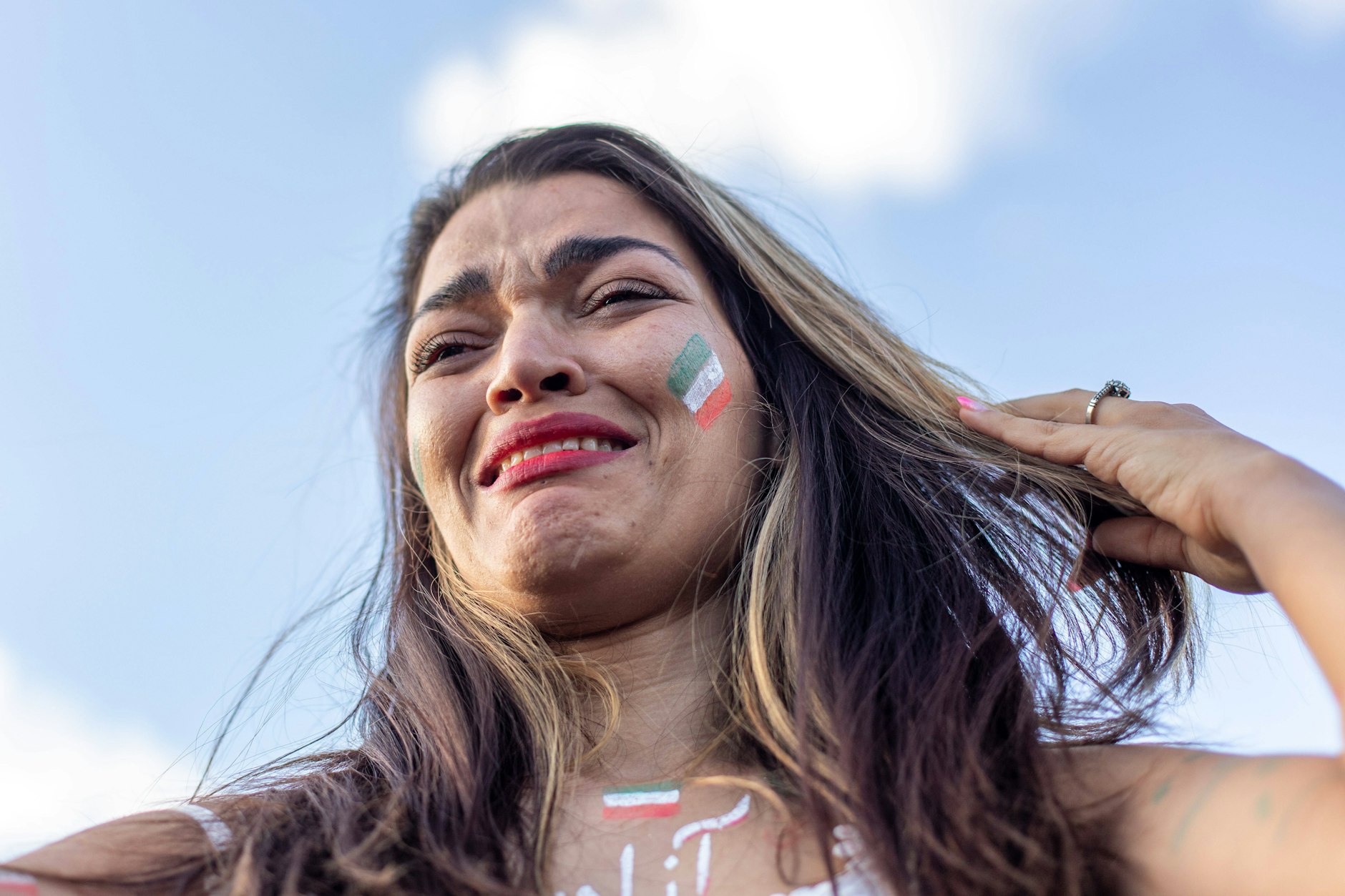 Eine iranische Demonstrantin ist aufgrund der Polizeigewalt im Land den Tränen nahe.&nbsp;