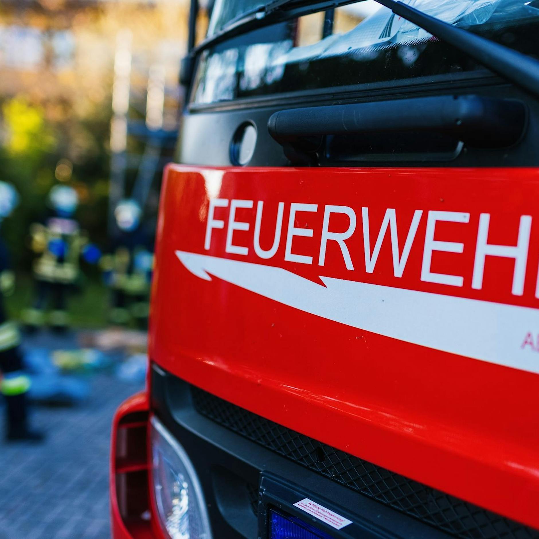 Feuerball! Mann in Panik springt aus brennender Wohnung in sechster Etage: tot! +++ Führte erste Feuerwehr-Fehleinschätzung zu der Tragödie?
