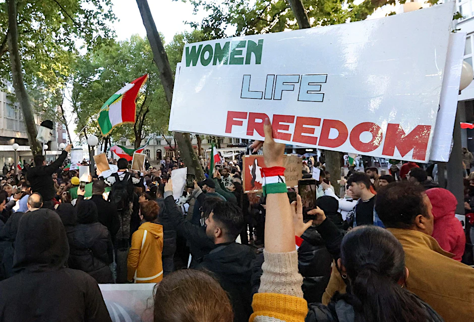 Viele Menschen demonstrieren auch im Ausland gegen das politische Regime im Iran - wie hier in Hamburg.  