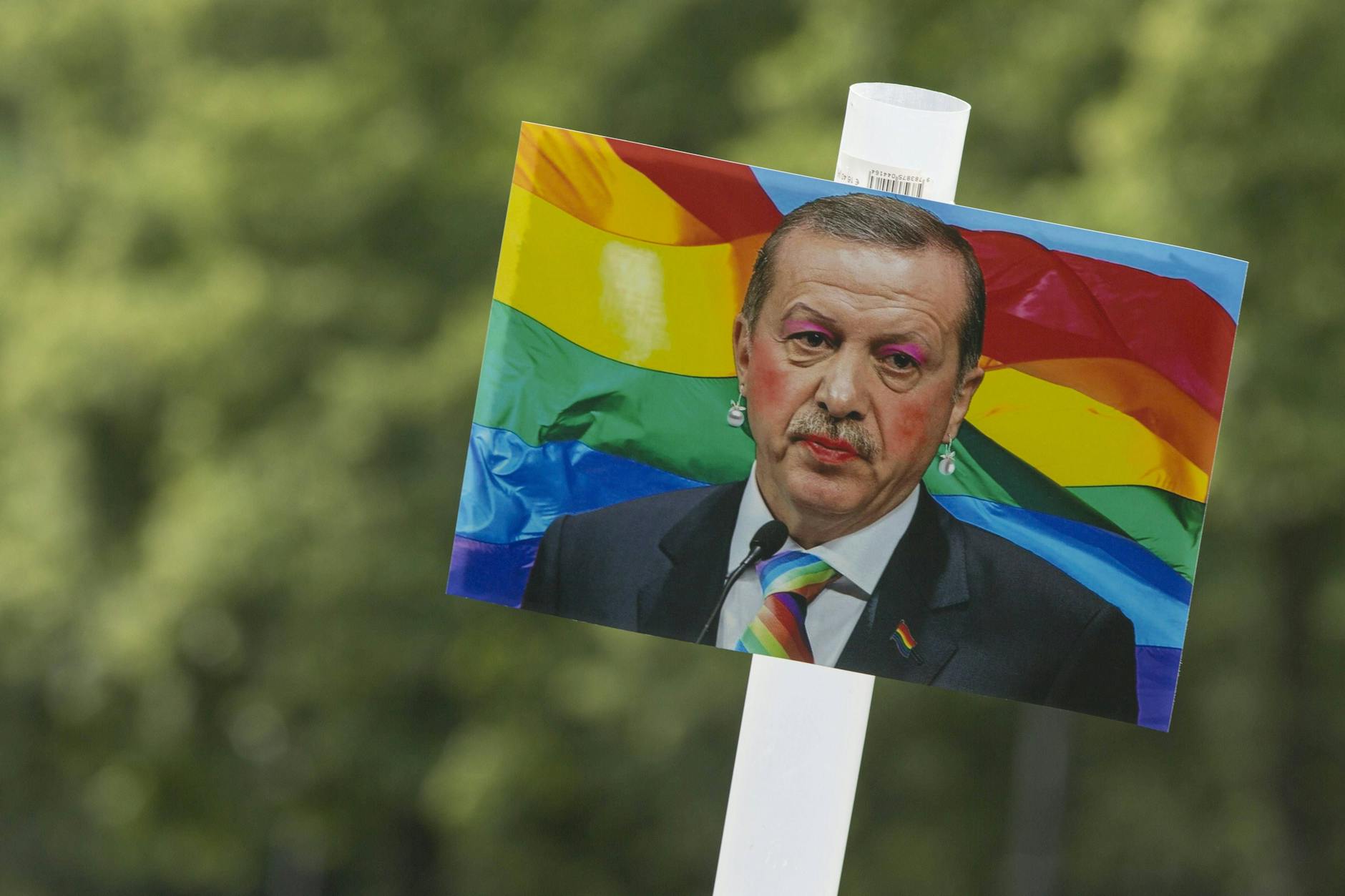 Auf dem CSD in Berlin. Eine Foto-Montage zeigt den türkischen Präsidenten Recep Tayyip Erdogan.