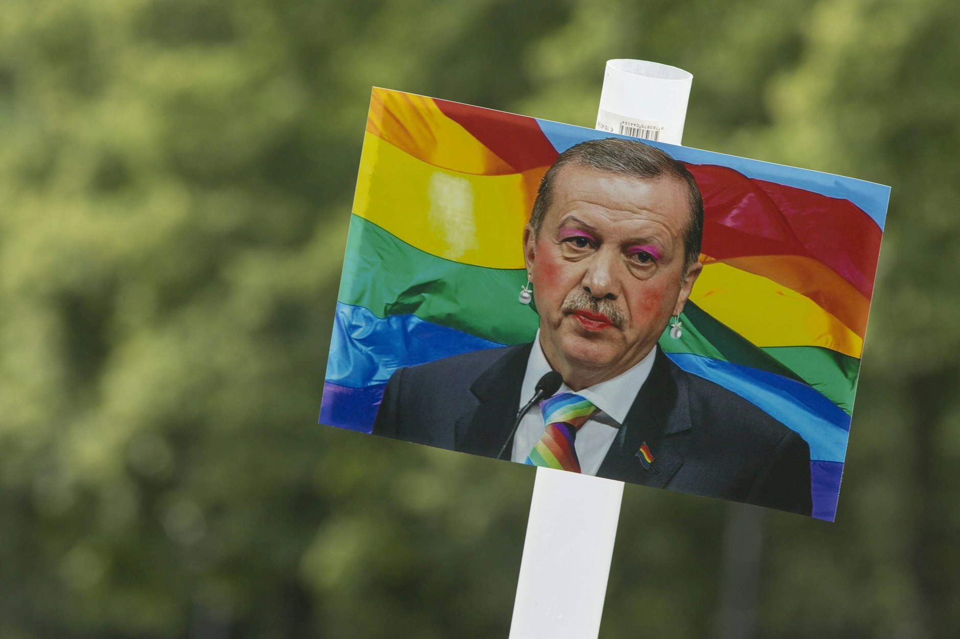 Auf dem CSD in Berlin. Eine Foto-Montage zeigt den türkischen Präsidenten Recep Tayyip Erdogan.
