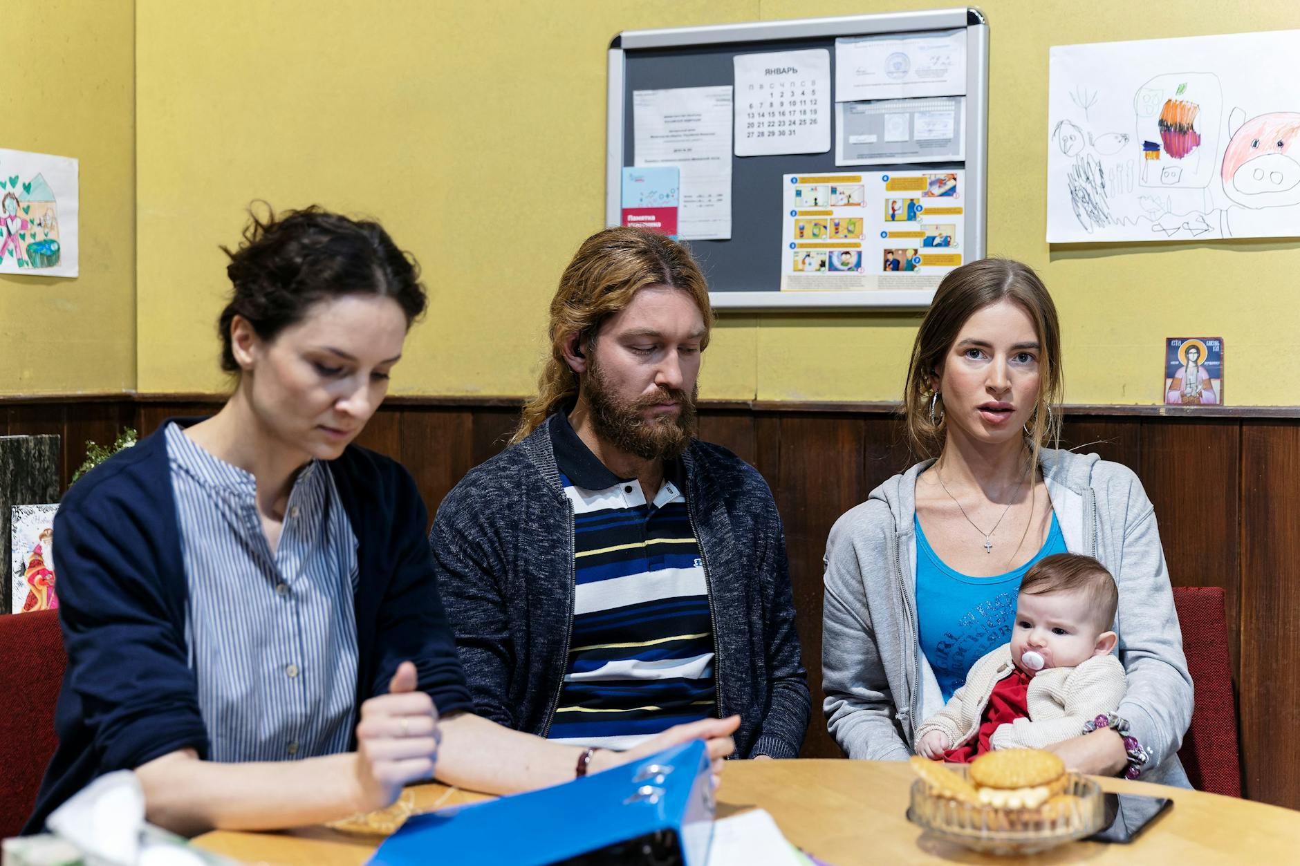 Blick ins Adoptionsbüro auf der Bühne in Caroline Guiela Nguyens „Kindheitsarchive“