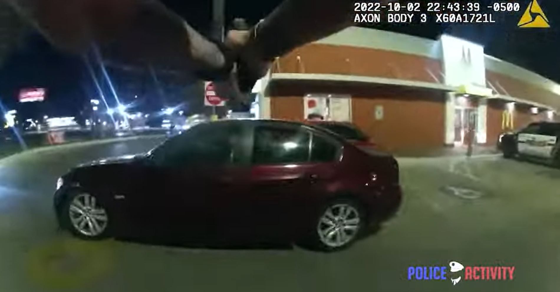 Image - Irres Video: Polizist eröffnet ohne Vorwarnung das Feuer auf einen Teenager am McDonalds-Parkplatz