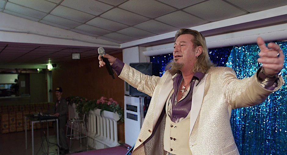 HANDOUT - Michael Thomas als Richie Bravo lässt sich in «Rimini» feiern.  