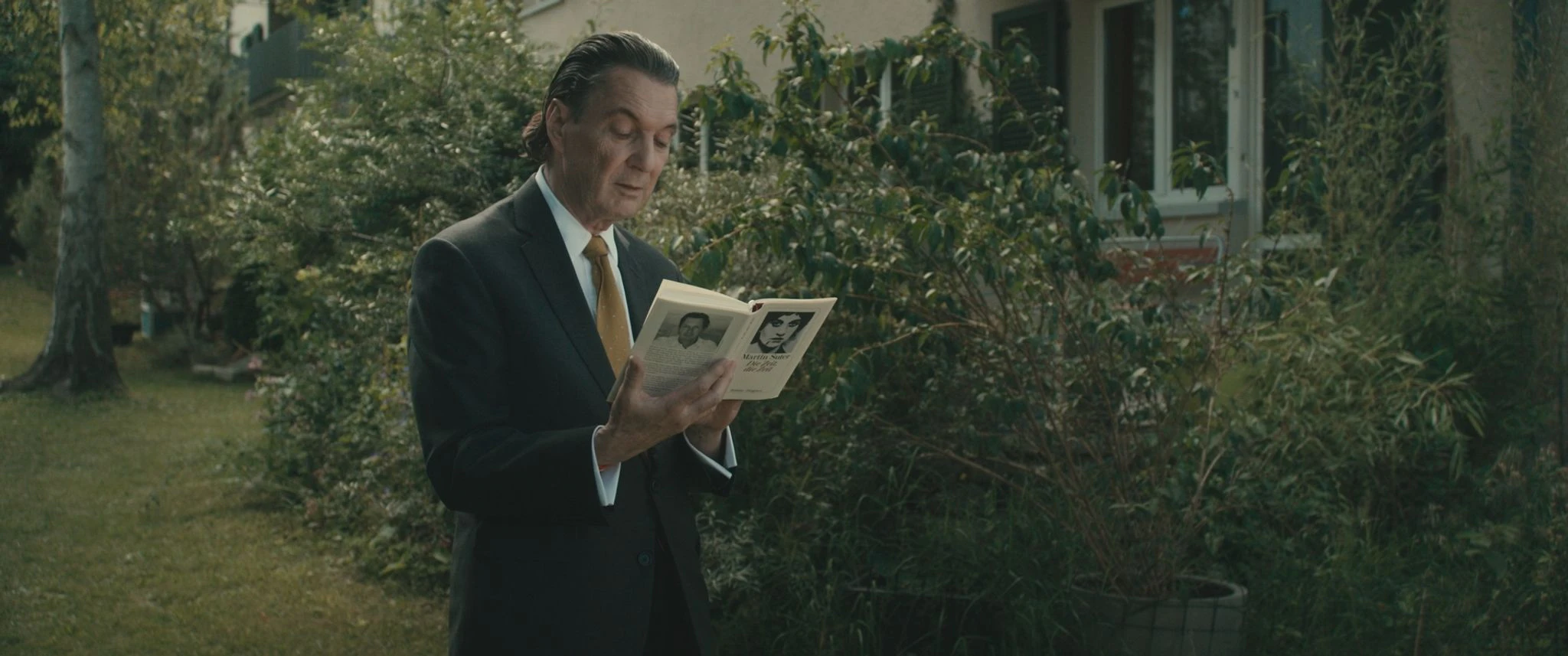 HANDOUT - Martin Suter in einer Szene des Films "Alles über Martin Suter. Außer die Wahrheit".  