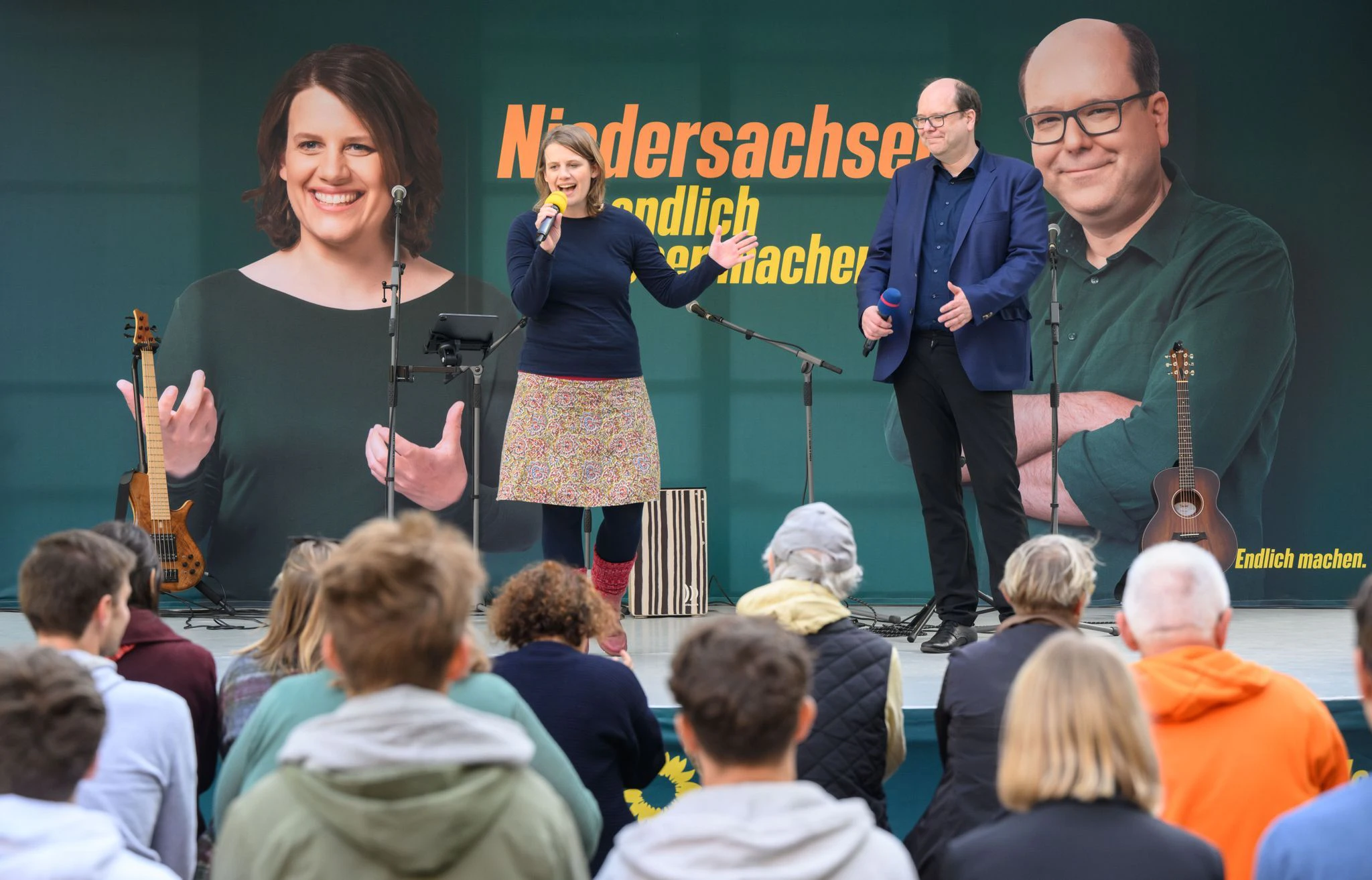 Julia Willie Hamburg und Christian Meyer, Spitzenkandidaten der Grünen bei der Landtagswahl, sprichen beim Wahlkampfabschluss der Grünen zur Landtagswahl in Niedersachsen.  