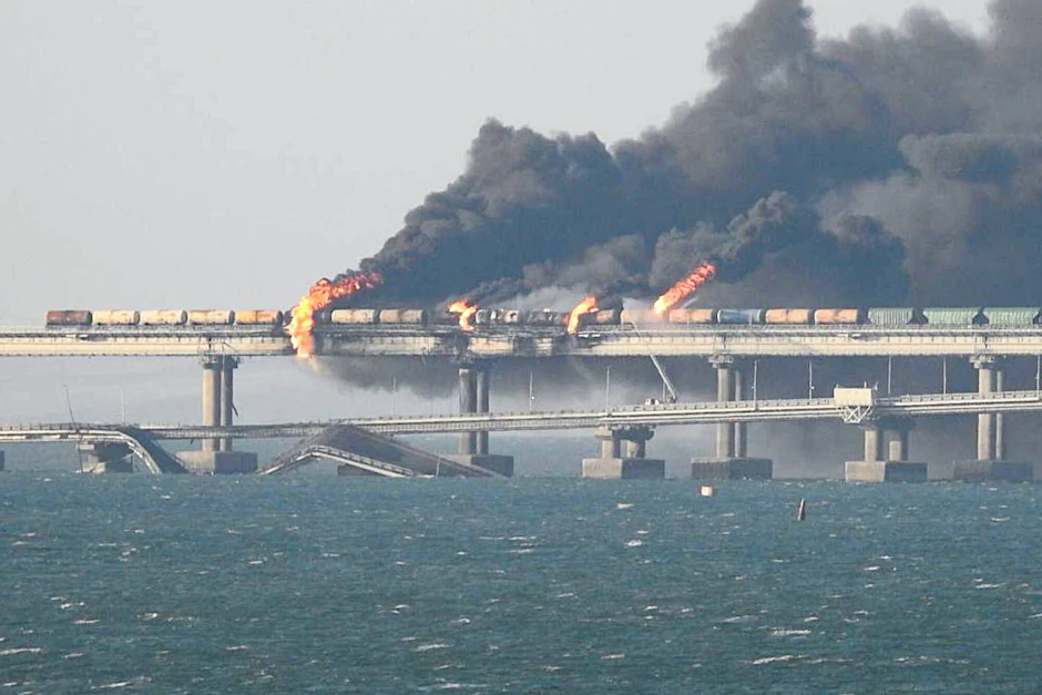 Die Krim-Brücke, die die annektierte <a href="https://prod.berliner-zeitung.de/topics/ukraine">ukrainische</a> Halbinsel mit dem russischen Festland verbindet, ist teilweise eingestürzt.