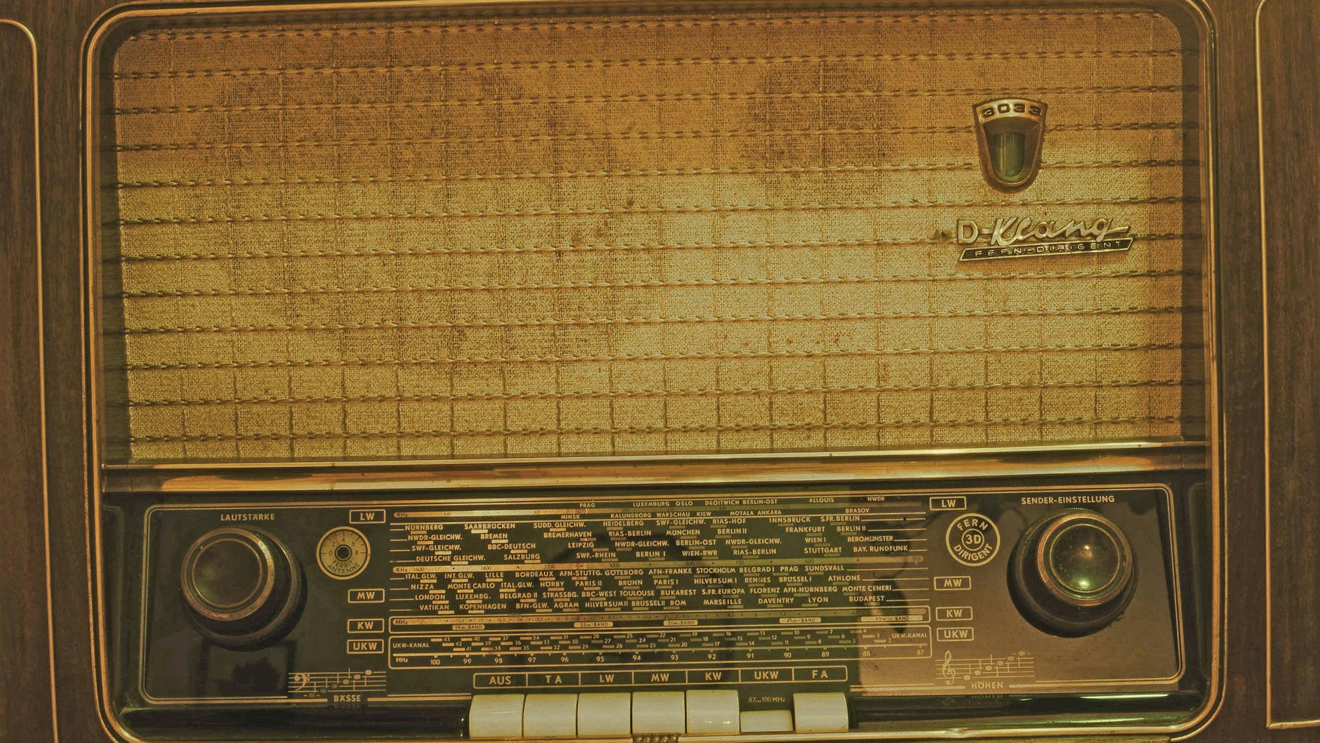 Rund um so ein Röhrenradio versammelten sich die Familien in den 50er und 60er Jahren, wenn ein spannendes Krimi-Hörspiel gesendet wurde. 