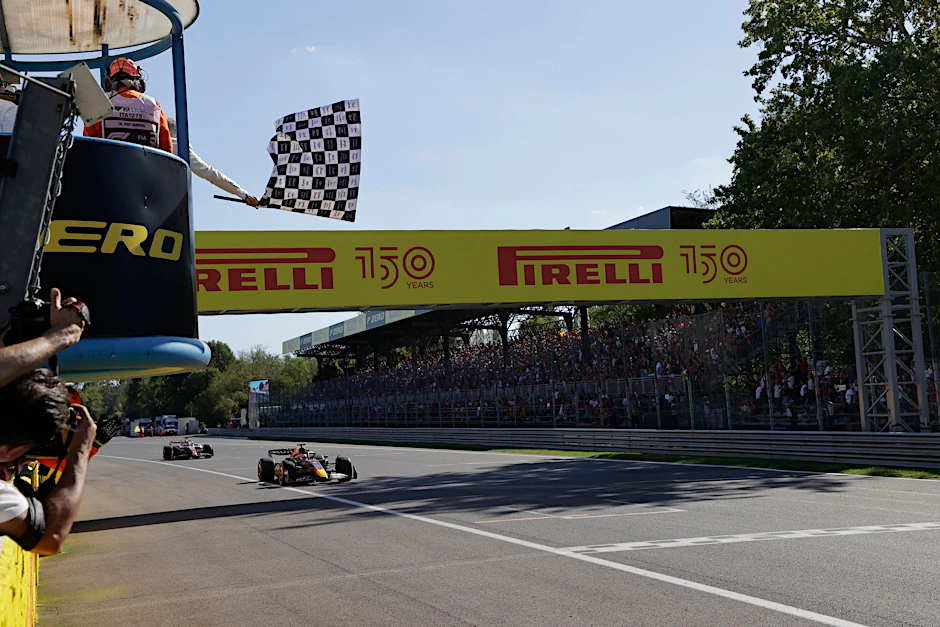 Der niederländische Red-Bull-Pilot Max Verstappen überquert die Ziellinie als Sieger.  