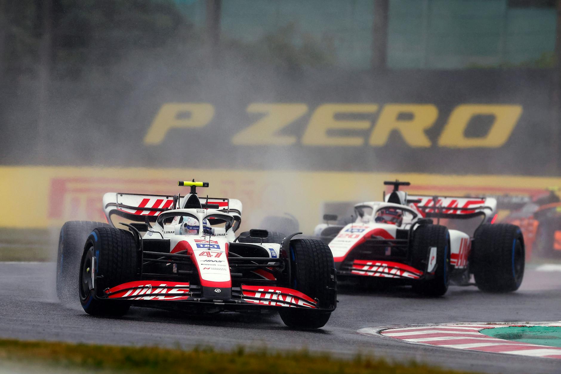 Mick Schumacher lag im Regenrennen von Japan vor Haas-Teamkollege Kevin Magnussen, bis seinem Team ein folgenschwerer Strategie-Fehler unterlief.