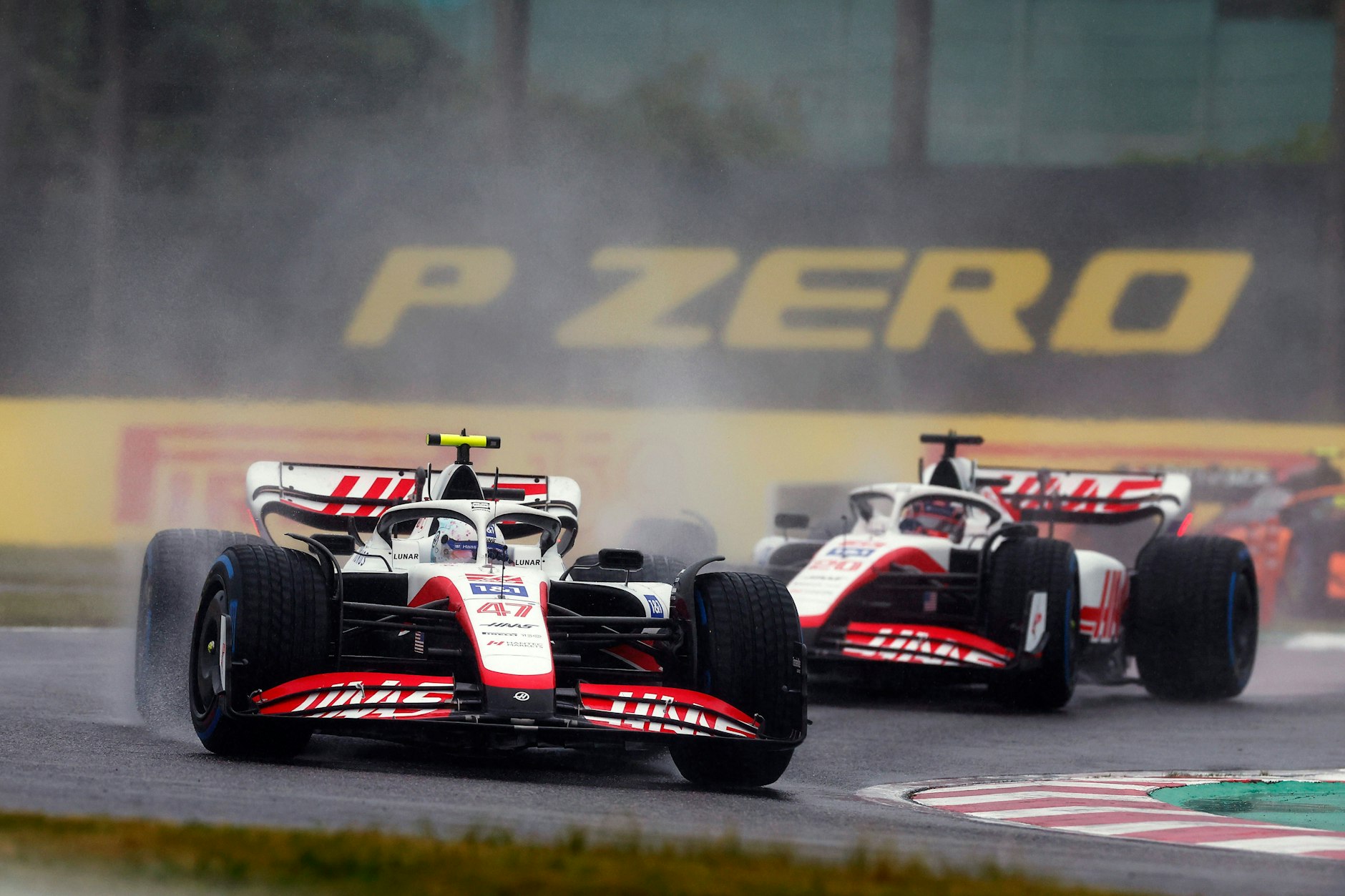 Mick Schumacher lag im Regenrennen von Japan vor Haas-Teamkollege Kevin Magnussen, bis seinem Team ein folgenschwerer Strategie-Fehler unterlief.