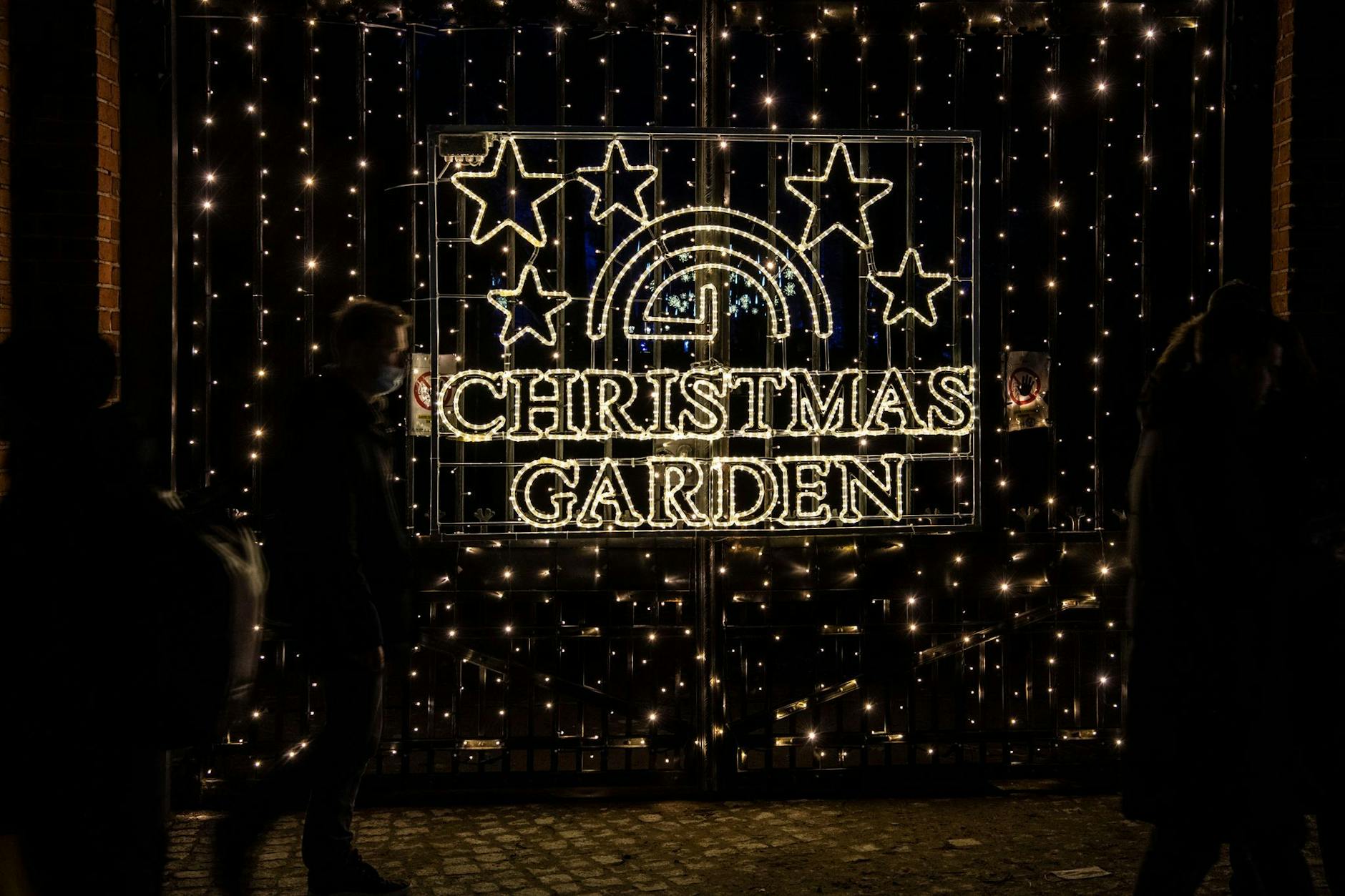 ARCHIV - Der Christmas Garden Berlin im Botanischen Garten.