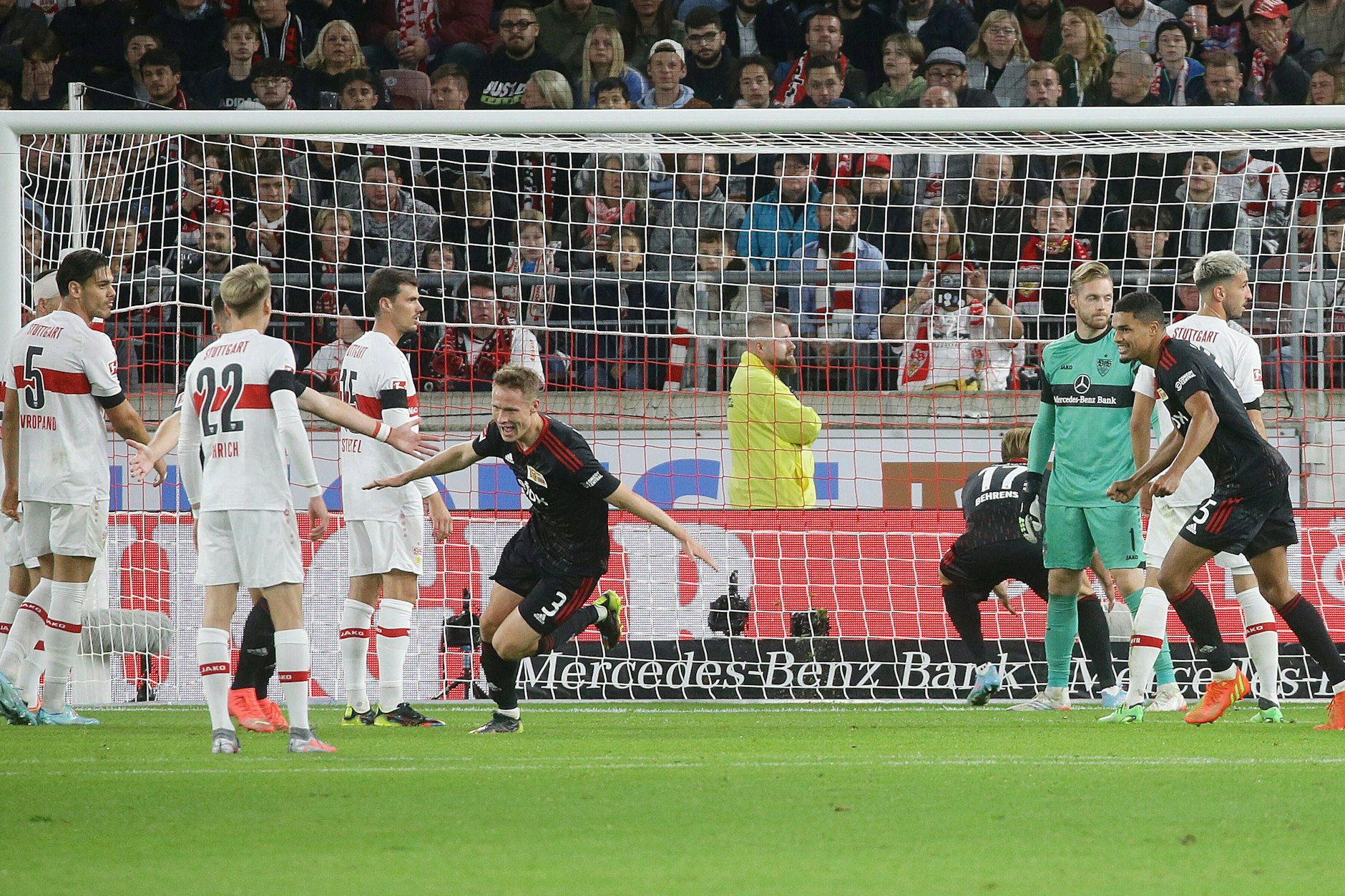 Wer wird denn gleich in die Luft gehen? Paul Jaeckel ist nach seinem Treffer kurz vor dem Abheben.