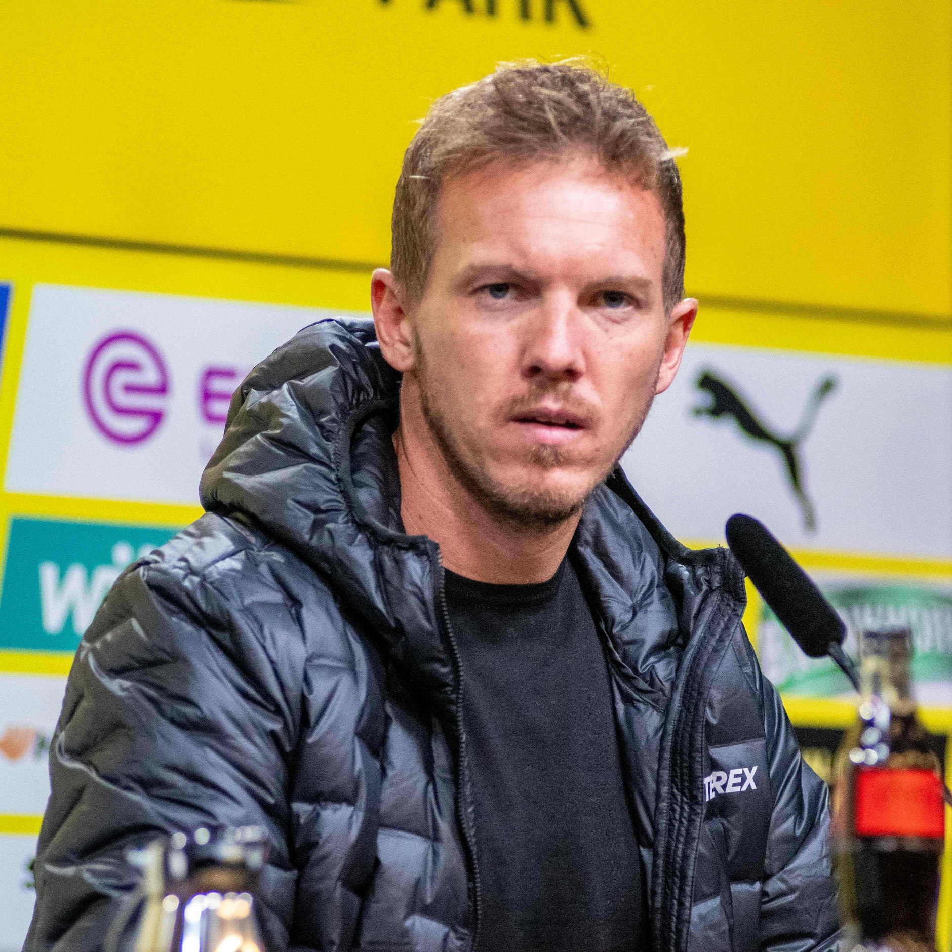 Bayerns Trainer Julian Nagelsmann war nach dem 2:2 in Dortmund sichtlich bedient.