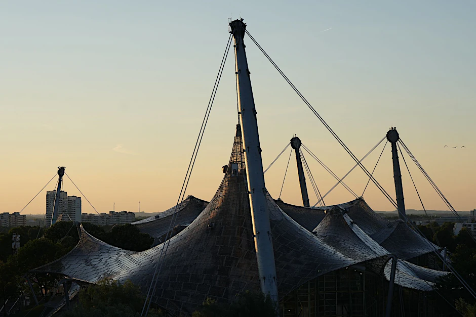 ARCHIV - Die Dachkonstruktion der Olympiahalle im Olympiapark am Abend.  