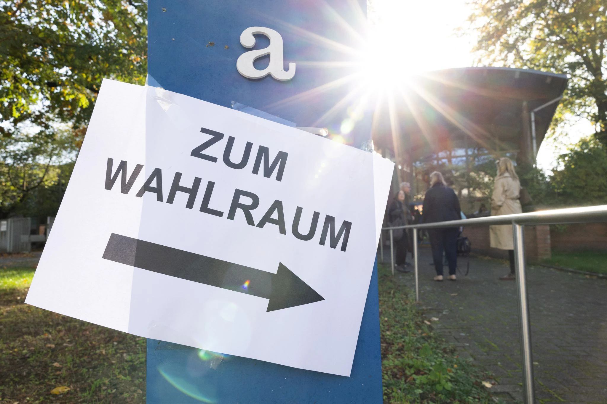 Knapp 6,1 Millionen Wahlberechtigte durften ihre Stimme abgeben. Die Wahlbeteiligung lag den Prognosen zufolge bei 60,0 bis 61,0 Prozent.  