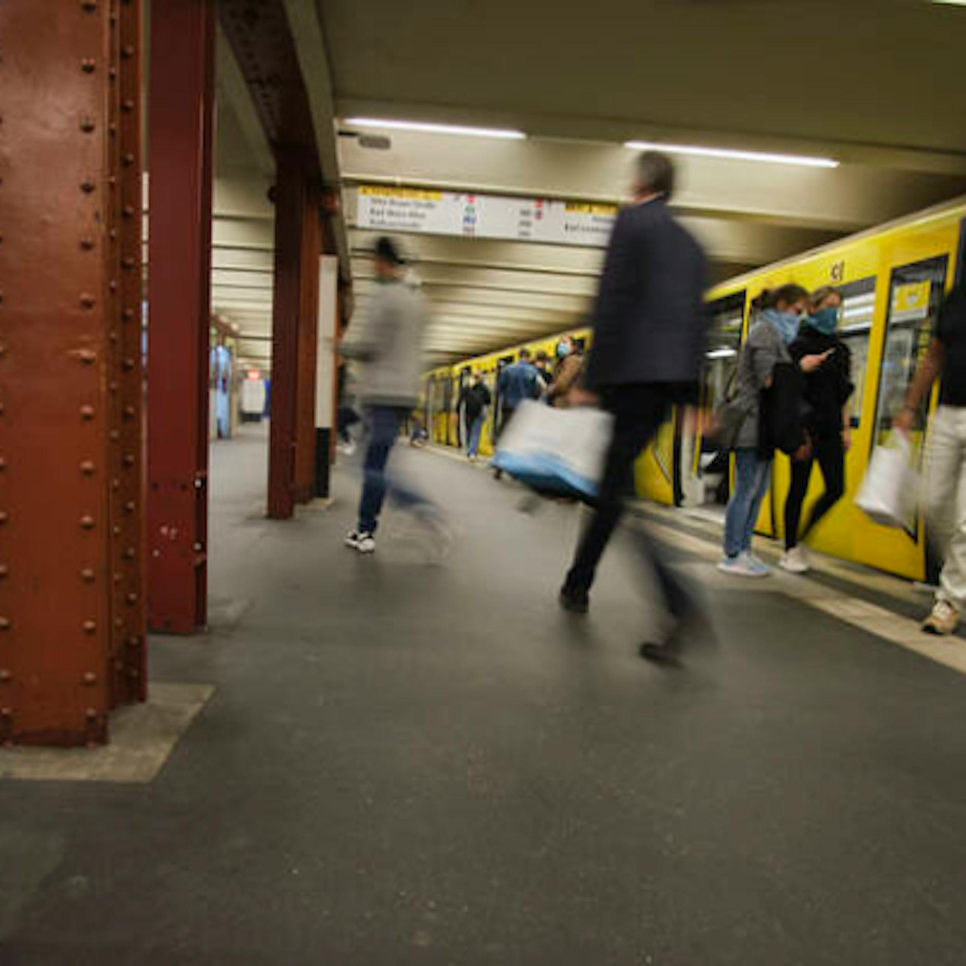 UPDATE! Schäden am Bahnhof-Tunnel: Hochhaus-Baugrube am Alex bringt U-Bahn aus dem Takt