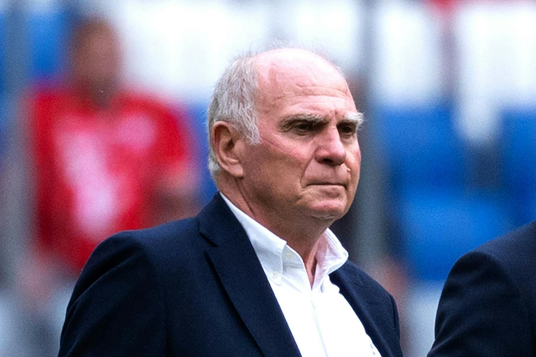 Bayerns Ehrenpräsident Uli Hoeneß ist nach dem 2:2 in Dortmund bedient.