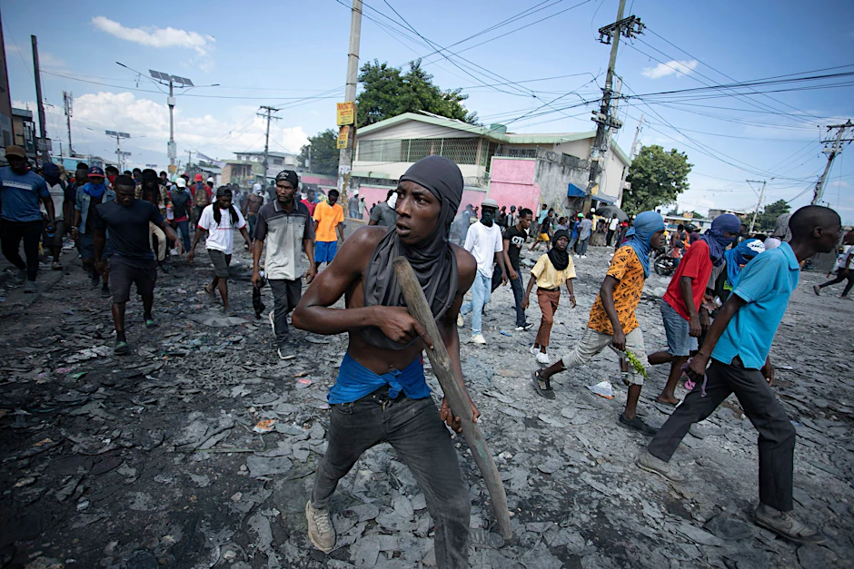dpatopbilder - In Port-au-Prince kommt es zu Ausschreitungen.  