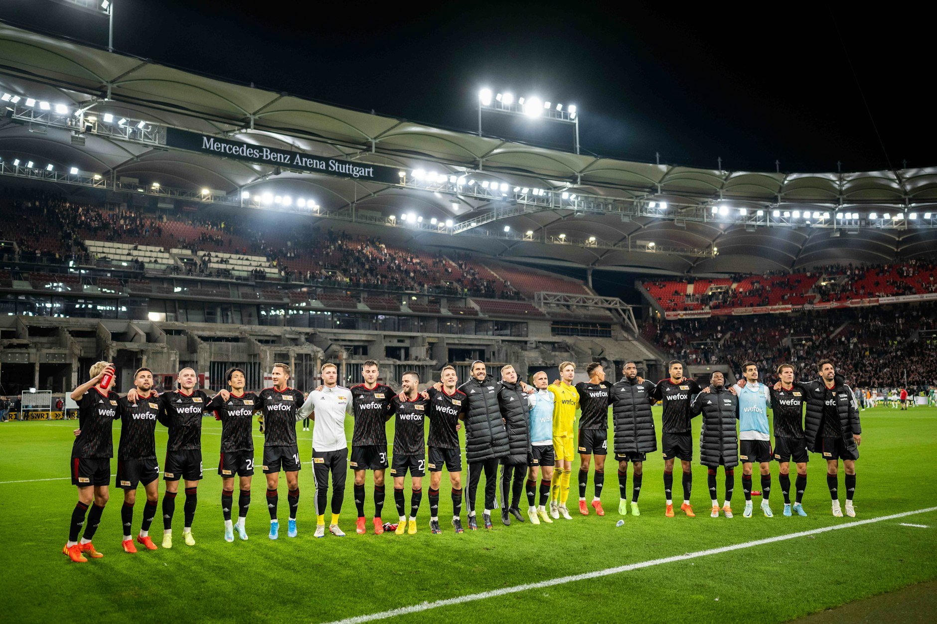 We're the men in black! Der 1. FC Union feiert seinen Arbeitssieg beim VfB Stuttgart und die verteidigte Tabellenführung.
