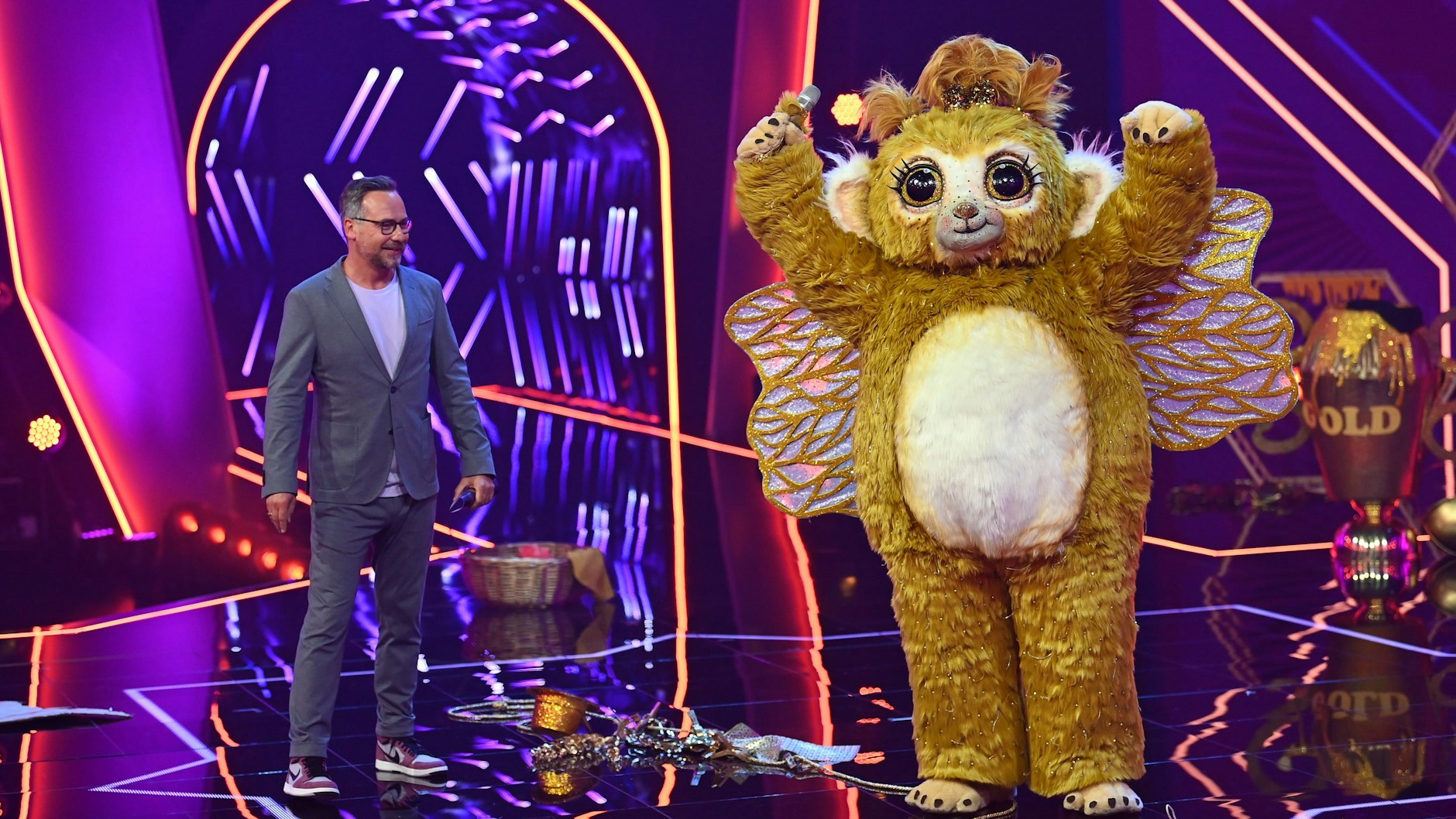 „The Masked Singer“-Moderator Matthias Opdenhövel mit Goldi.