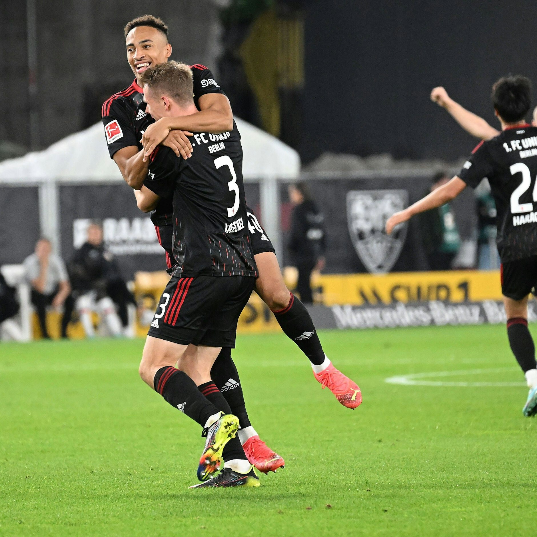 Jamie Leweling herzt den Torschützen Paul Jaeckel.