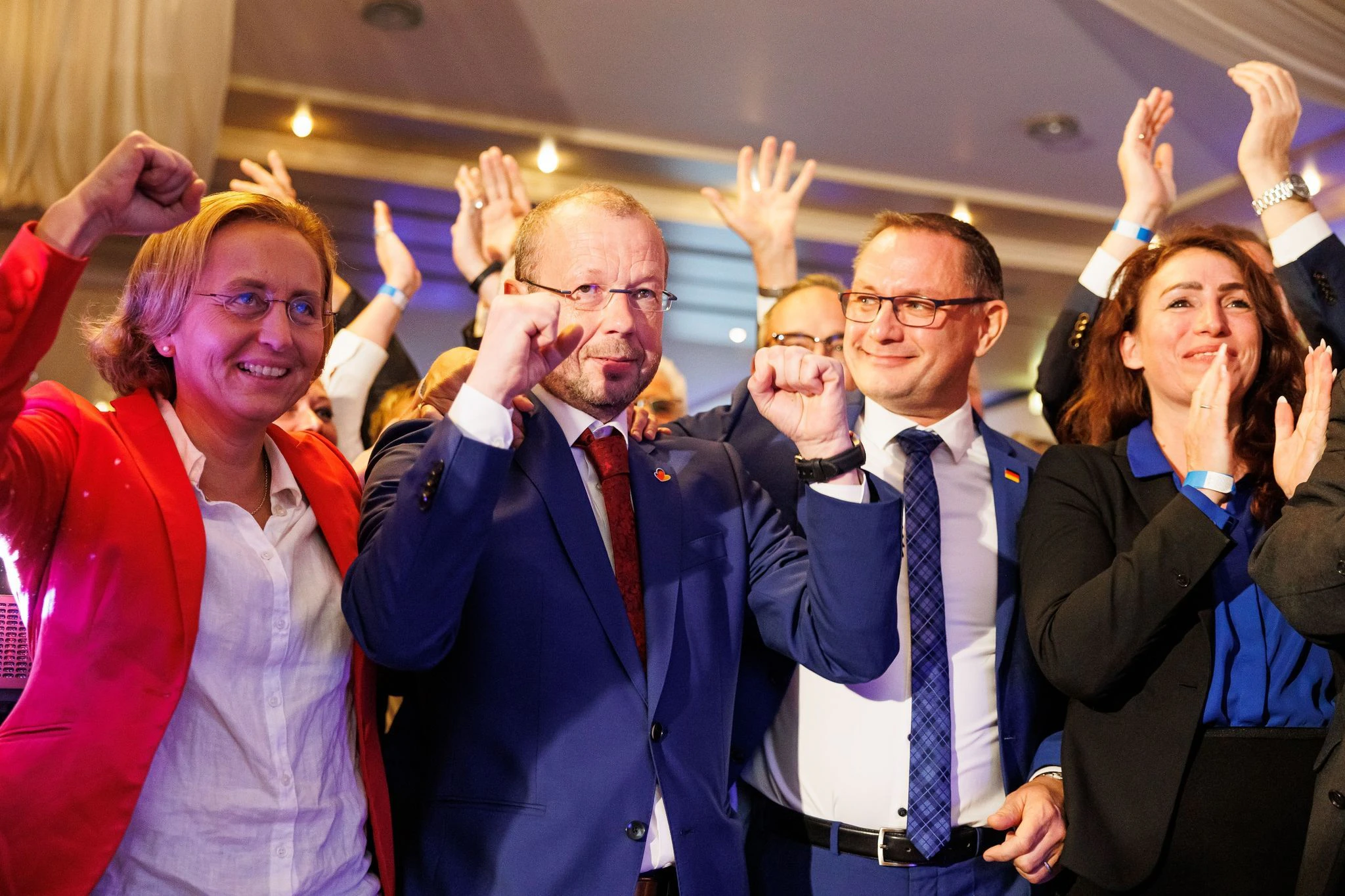 Gute Stimmung bei der AfD: Spitzenkandidat Stefan Marzischewski-Drewes (M) jubelt mit der Bundestagsabgeordneten Beatrix von Storch und AfD-Chef Tino Chrupalla.  