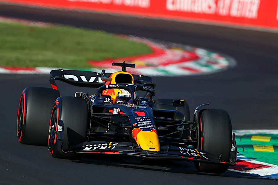 dpatopbilder - Der Niederländer Max Verstappen steuert den Red-Bull-Boliden auf der Rennstrecke.   Wire/dpa