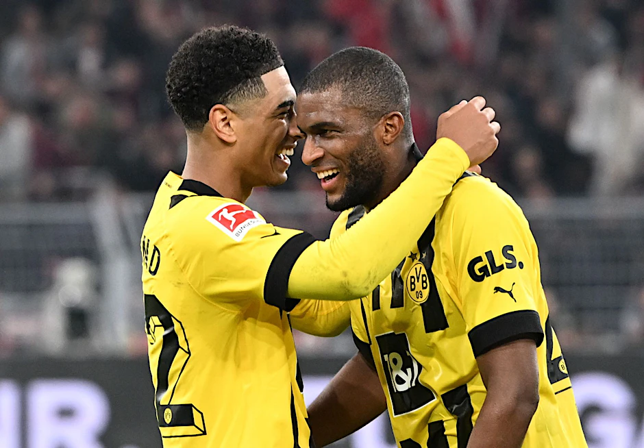 Dortmunds Jude Bellingham (l) gratuliert Anthony Modeste zum späten Ausgleich gegen die Bayern.  