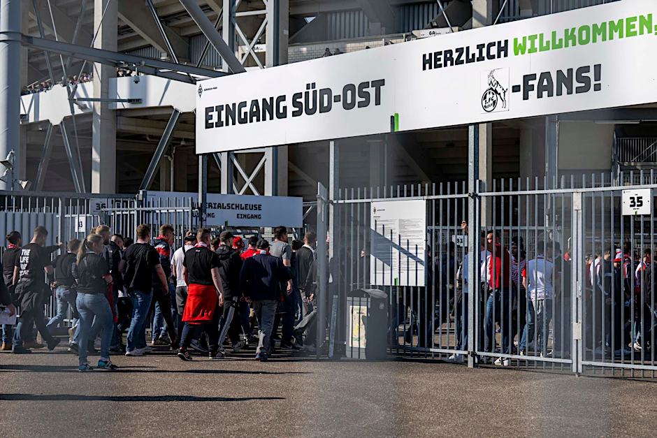Kölner Fans betreten vor einer Auswärtspartie den Borussia-Park.   - Nutzung nur nach schriftlicher Vereinbarung mit der dpa