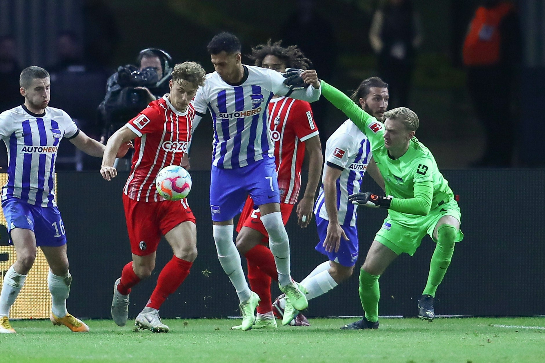 Hertha-Keeper Oliver Christensen sah beim Gegentor zum 2:2 gegen den SC Freiburg nicht gut aus.