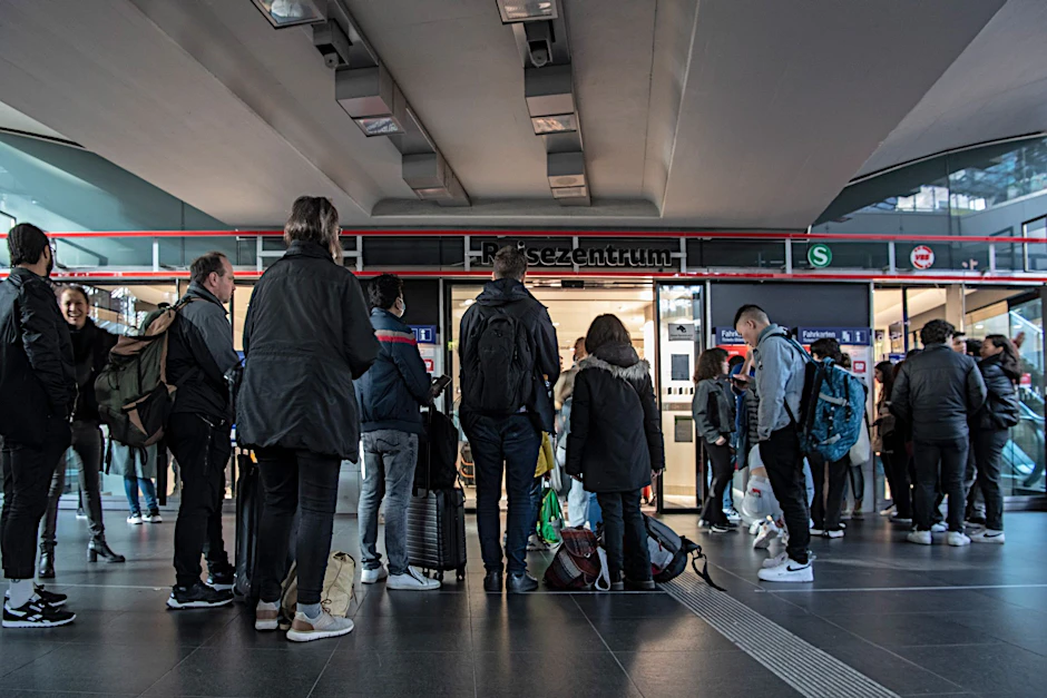 Durch den massiven Zugausfall bildeten sich vor den DB-Reisezentren lange Schlangen.  