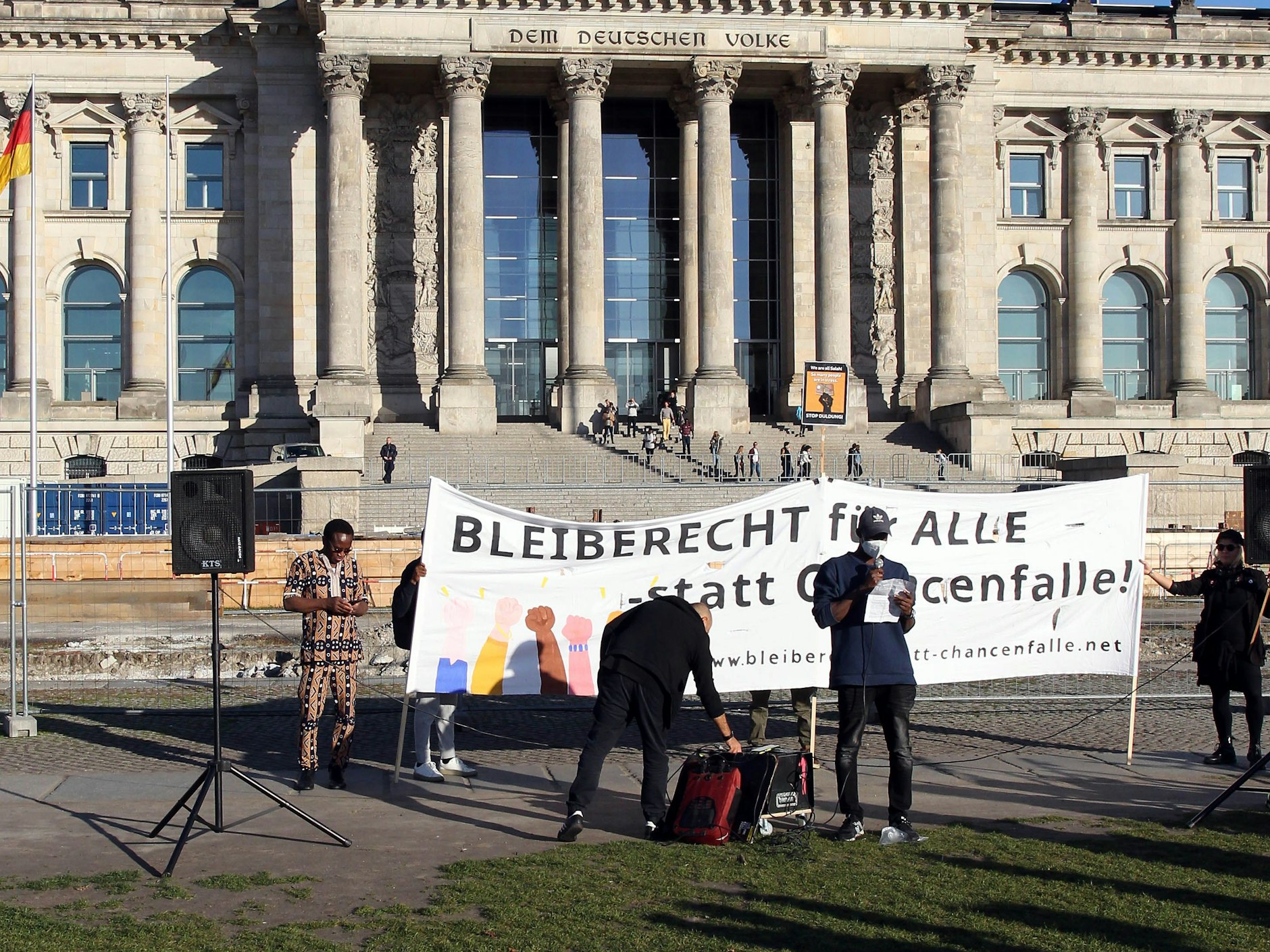 Nasri von No Borders Assembly hält seine Rede vor dem Bundestag auf Deutsch.